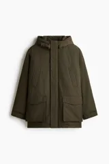 Campera parka acolchada repelente al agua y rompevientos, con cuello alto, capucha ajustable, cierre frontal con solapa y bolsillos frontales tipo parche y calientamanos.