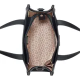 Cartera Guess modelo Jackie de color negro, con diseño texturizado con monograma de la marca, doble asa superior y correa ajustable con el logo impreso. Cuenta con aplique metálico triangular con el logo en el frente.