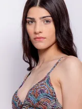 Top de bikini de triángulos fijos con breteles finos regulables, gancho en espalda, forro interior y copas desmontables. Diseño de estampa multicolor.