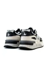 Championes deportivos Santa Barbara modelo Roma, en combinación de colores gris, blanco y negro con detalles en azul oscuro. Presentan capellada de malla y refuerzos sintéticos, pasador de cordones grises y suela chunky con diseño texturizado.