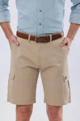 Bermuda cargo de gabardina en color gris oscuro, corte recto, con bolsillos laterales con solapa y cierre de botones y cremallera.