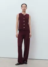 Pantalón de punto fino con diseño recto y largo, de tiro medio y cintura con goma elástica.