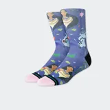 Medias Stance con diseño de Pocahontas y Meeko sobre fondo violeta.