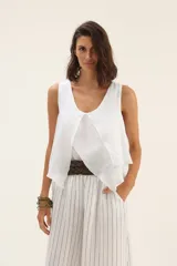 Musculosa de lino en color beige, con diseño de capas superpuestas que crean un efecto de volados en el frente.