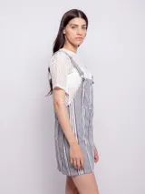 Jumper corto a rayas verticales en tonos azul y blanco, con tiras regulables, tres bolsillos y corte ajustado.