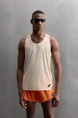 Musculosa deportiva color naranja con cuello redondo, sisas amplias y detalle de logo en el frente.