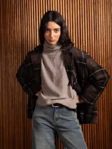 Chaqueta de paño con diseño de cuadros, corte recto, solapas clásicas, cierre frontal con botones y bolsillos laterales con solapa.