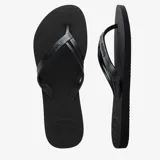 Ojotas negras de mujer marca Havaianas, modelo Elegance. Presentan tiras delgadas y discretas con un logo metálico de la marca. La suela es antideslizante y la plantilla ergonómica.