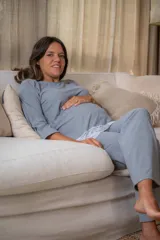 Pijama maternal gris con remera de manga larga con botones a los costados para amamantar y detalle de puntilla en el ruedo. Pantalón con calce maternal, elástico suave y lazo para ajustar la cintura.
