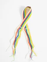 Vincha tejida al crochet con franjas de colores y terminaciones con flecos.