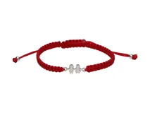 Pulsera roja de hilo trenzado con dije de dos niñas tomadas de la mano en plata 925 y terminación en puntas con dos esferas de plata.