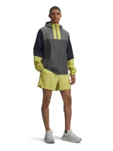 Campera impermeable para running con capucha y cierre frontal. Presenta un diseño color block en tonos gris, amarillo neón y azul marino, con bolsillos laterales con cierre y detalles reflectantes.