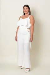 Mono blanco de crepe de seda con corte en la cintura, volados en el busto y espalda y detalle de perlas en los breteles.