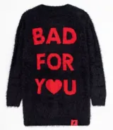 Buzo de tejido peluche negro con cuello redondo y manga larga. Presenta un estampado frontal en rojo que dice "BAD FOR YOU", donde la palabra "YOU" está reemplazada por un corazón.