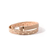 Cinto color beige de cuero sintético con hebilla metálica dorada y detalles de calados circulares.