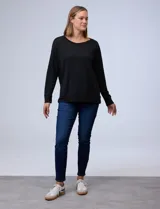 Remera negra de modal, marca French Laundry, con escote redondo y mangas largas.