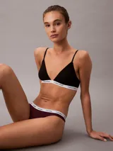 Bombacha tipo colaless de algodón elástico con talle medio y cintura elástica distintiva de la marca Calvin Klein.