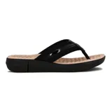 Sandalia tipo ojota color durazno, con plataforma beige y plantilla con textura.