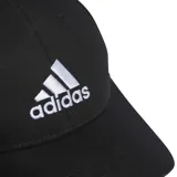 Gorra Adidas negra de sarga de algodón transpirable con logo blanco bordado en el frente, visera curva y cierre ajustable en la parte posterior.