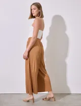 Pantalón fluido color marrón, marca Cupio, con pretina elastizada en punto smock y largo de pierna plisado.