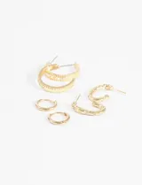 Set de tres pares de aros plateados. Incluye un par de aros tipo argolla con strass, un par de aros tipo argolla con textura trenzada y un par de aros tipo argolla lisos.