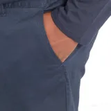 Pantalón chino azul marino de corte slim con bolsillos laterales y traseros.