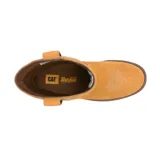 Bota corta de cuero color marrón, con taco cuadrado y punta fina. Presenta costuras decorativas de estilo western en la caña y el empeine. Cuenta con suela de goma.