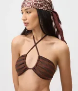 Top de bikini bandeau marrón con tirantes cruzados al cuello y diseño fruncido con detalles bordados en contratono.