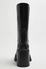 Botas negras de cuero Miista Daiane con taco cuadrado y suela track.