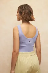 Musculosa negra de tejido de punto acanalado, sin mangas y con escote redondo en la espalda.