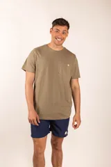 Remera blanca de mangas cortas con bolsillo en el pecho y logo de la marca en la etiqueta.