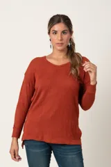 Remera color ladrillo de tejido plano imitación corduroy, con escote en V y tajos en los costados.