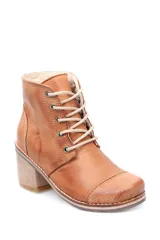 Bota acordonada color marrón de cuero con taco de madera.