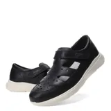 Sandalias de cuero color marrón con diseño calado en la parte superior, cierre de velcro lateral y suela de goma blanca.
