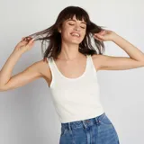 Camiseta sin mangas blanca de algodón con cuello redondo.