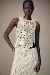 Top tejido al crochet color crudo con apliques de flores en crochet color beige.