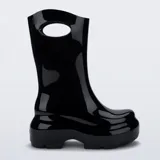 Botas de lluvia Melissa modelo Ultra Boot, color negro con acabado brillante. Presentan un diseño de caña media con aberturas laterales superiores y suela de plataforma con relieve dentado.