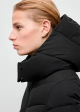 Campera puffer larga de color negro, con diseño acolchado de líneas diagonales, capucha incorporada y cierre frontal con cremallera.