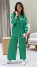 Pantalón verde de satén, corte palazzo y tiro alto.