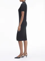 Vestido midi negro de lana merino, con cuello alto y mangas cortas.