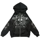 Campera con cierre frontal, de corte oversize y mangas largas. Presenta un diseño estampado en el frente y en las mangas con motivos de calaveras y tipografía gótica.