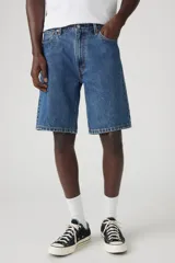 Bermuda de jean azul con corte relajado, tiro alto y largo a la rodilla.