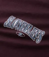 Remera de manga corta con corte relaxed y cuello redondo. Presenta un estampado de lettering en la parte frontal y un diseño gráfico de mayor tamaño en la espalda. Confeccionada en algodón suave y resistente.
