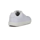 Championes urbanos Mormaii de cuero sintético color blanco con suela plana y cordones.