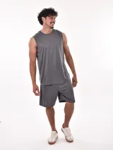 Musculosa deportiva color verde militar, con cuello redondo y sin mangas.