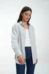 Camisa gris melange de manga larga con cuello clásico y cierre con botones.