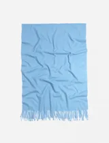 Bufanda larga color salmón con flecos en los extremos.