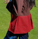 Blazer azul marino corto de lana con cuello solapa y mangas abullonadas.