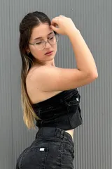 Top strapless negro de jean con cierre frontal de botones y bolsillos con solapa.