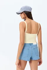 Short de jean negro de tiro alto con costuras verticales en el frente.